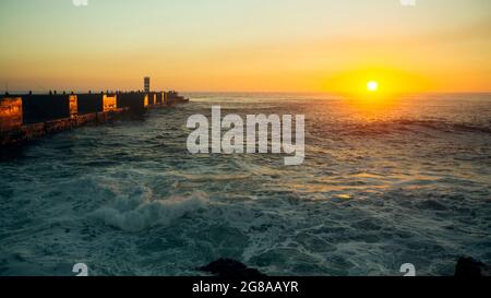 Blick auf den Ocean Pier mit der Brandung während eines atemberaubenden Sonnenuntergangs. Stockfoto