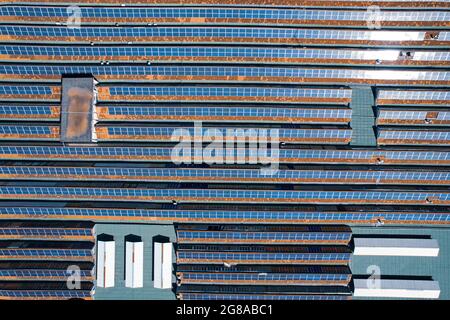 Solarzellen auf dem Dach eines großen Industriegebäudes. Stockfoto