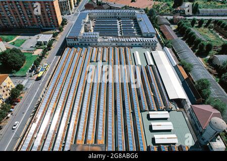 Solarzellen auf dem Dach eines großen Industriegebäudes. Stockfoto