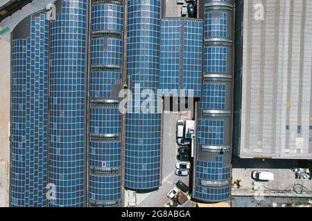 Solarzellen auf dem Dach eines großen Industriegebäudes. Stockfoto