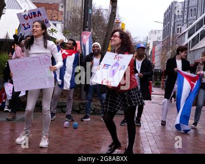 WELLINGON, Neuseeland - 18. Juli 2021 - Exil-kubanische Staatsbürger trotzen dem nassen Wetter auf der Cuba Street in der neuseeländischen Hauptstadt, um zu protestieren Stockfoto