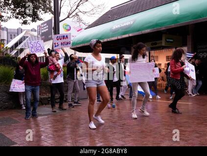 WELLINGON, Neuseeland - 18. Juli 2021 - Exil-kubanische Staatsbürger trotzen dem nassen Wetter auf der Cuba Street in der neuseeländischen Hauptstadt, um zu protestieren Stockfoto