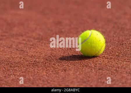 Tennisball auf einem Tennisplatz. Horizontales Sportposter, Grußkarten, Header, Website Stockfoto
