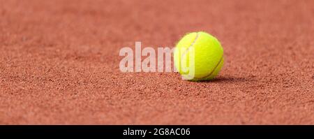 Tennisball auf einem Tennisplatz. Horizontales Sportposter, Grußkarten, Header, Website Stockfoto