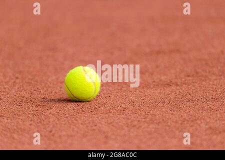 Tennisball auf einem Tennisplatz. Horizontales Sportposter, Grußkarten, Header, Website Stockfoto