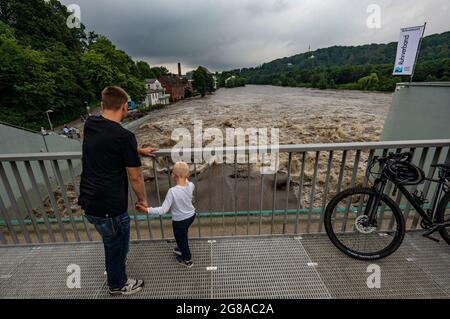 Wehr des Baldeneysee in Essen, die Wassermassen brüllen durch die offenen Wehre, Hochwasser an der Ruhr, nach langen heftigen Regenfällen kam der Fluss aus mir heraus Stockfoto