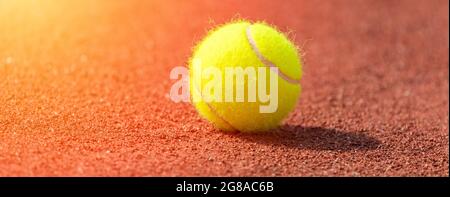 Tennisball auf einem Tennisplatz. Horizontales Sportposter, Grußkarten, Header, Website Stockfoto