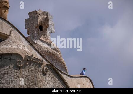 Barcelona, Spanien. Juli 2021. Besucher der Casa Milà, die von Antoni Gaudí im Volksmund als La Pedrera bekannt ist, werden auf den Terrassen des modernistischen Gebäudes gesehen.Trotz der Zunahme der Ansteckungen durch die Delta-Variante von Covid-19 in Katalonien sind kulturelle Aktivitäten und Tourismus ohne restriktive Maßnahmen, die zu einer explosiven Situation führen können. Kredit: SOPA Images Limited/Alamy Live Nachrichten Stockfoto