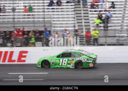 Loudon, New Hampshire, USA. Juli 2021. Kyle Busch, Fahrer des (18) Interstate Batteries Toyota Camry, trifft bei der NASCAr Cup Series Foxwoods 301 auf dem New Hampshire Motor Speedway in Loudon, New Hampshire, die Wand im Regen. Eric Canha/CSM/Alamy Live News Stockfoto