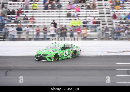 Loudon, New Hampshire, USA. Juli 2021. Kyle Busch, Fahrer des (18) Interstate Batteries Toyota Camry, trifft bei der NASCAr Cup Series Foxwoods 301 auf dem New Hampshire Motor Speedway in Loudon, New Hampshire, die Wand im Regen. Eric Canha/CSM/Alamy Live News Stockfoto