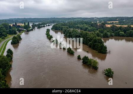 Ruhrflut bei MŸlheim-Menden, überflutete Aue, Überschwemmung des Ruhrgebiets, nach langen heftigen Regenfällen kam der Fluss aus seinem Bett und überflutete das Land Stockfoto