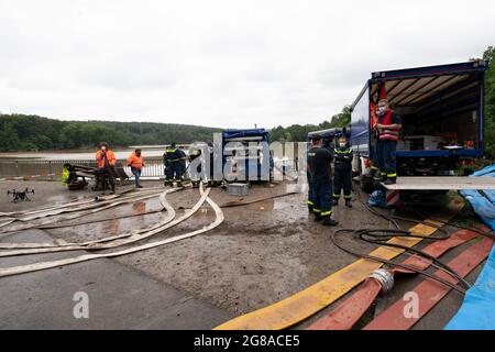 Hochwasser in NRW, Steinbach-Staudamm im Landkreis Euskirchen, der Staudamm drohte zu platzen, THW und Feuerwehr im Einsatz, pumpten den Stausee aus Stockfoto