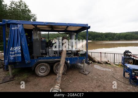 Hochwasser in NRW, Steinbach-Staudamm im Landkreis Euskirchen, der Staudamm drohte zu platzen, THW und Feuerwehr im Einsatz, pumpten den Stausee aus Stockfoto