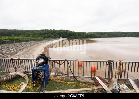 Hochwasser in NRW, Steinbach-Staudamm im Landkreis Euskirchen, der Staudamm drohte zu platzen, THW und Feuerwehr im Einsatz, pumpten den Stausee aus Stockfoto