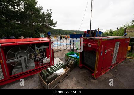 Hochwasser in NRW, Steinbach-Staudamm im Landkreis Euskirchen, der Staudamm drohte zu platzen, THW und Feuerwehr im Einsatz, pumpten den Stausee aus Stockfoto