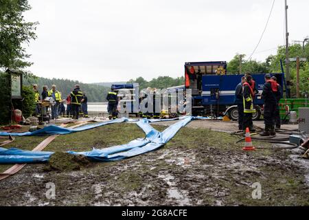 Hochwasser in NRW, Steinbach-Staudamm im Landkreis Euskirchen, der Staudamm drohte zu platzen, THW und Feuerwehr im Einsatz, pumpten den Stausee aus Stockfoto