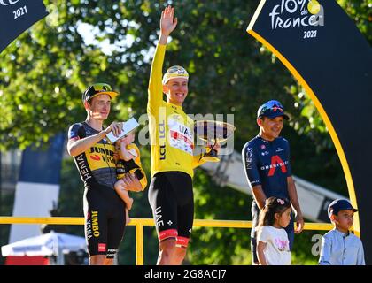 Chatou nach Paris Champs Elyesse , Frankreich, 18. Juli 2021, Tadej POGACAR im gelben Trikot mit seiner Siegertrophäe an Seite 2. Platz Jonas VINGEGAARD und 3. Platz Richard CARAPAZ , Credit:Pete Goding/Goding Images/Alamy Live News Stockfoto