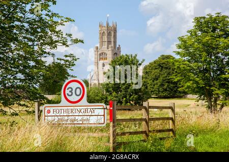 Das Dorf Fotheringhay Northamptonshire, der Schauplatz der Hinrichtung von Mary Queen of Scots mit der Kirche St. Mary und Allerheiligen Stockfoto