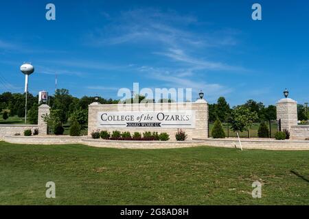 Point Lookout, MO - 13. Juni 2021: Das College of the Ozarks, auch bekannt als Hard Work U., ist eine christliche Hochschule der Geisteswissenschaften. Studentische Arbeitsprogramme und Stifterkontror Stockfoto