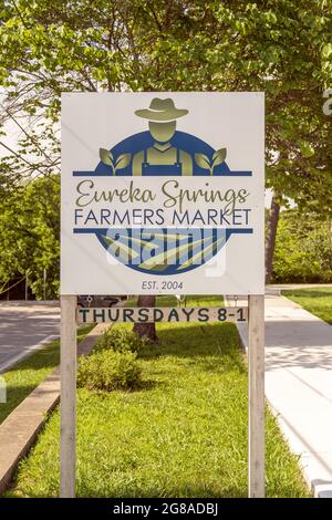 Eureka Springs, AR - 11. Juni 2021: Der Eureka Springs Farmers Market, der sich im Community Center befindet, findet jeden Donnerstag von 8 bis 1 Uhr statt. Stockfoto