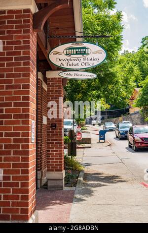 Eureka Springs, AR - 11. Juni 2021: Downtown Station und Ticketbüro für den Trolley. Und Open Air Tram Fahrten. Stockfoto