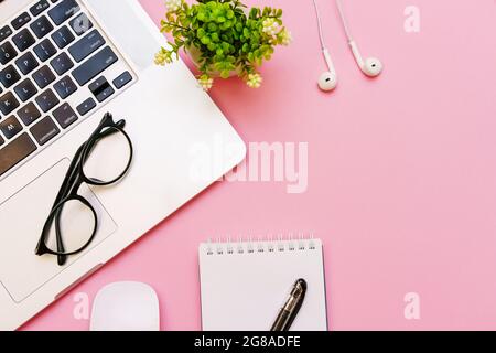 Stilisiertes Desktop-Layout mit flachem Layout, weißem Hintergrund, Kopierbereich, ideal für Blogger und kleine Unternehmen Stockfoto