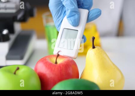 Nitrattester für Obst und Gemüse verwenden Stockfoto