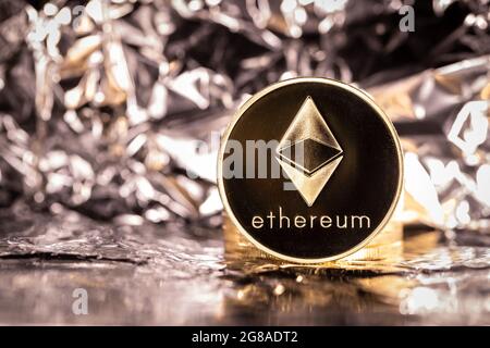 Ethereum Kryptowährung, physische Münze vor einem abstrakten Hintergrund Stockfoto