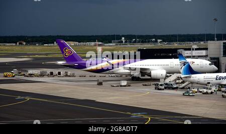 Sonntag, Den 4. Juli 2021, 13:46:38 Uhr. Das Passagierflugzeug Thai Airways dockte am Terminal des Frankfurter Flughafens an Stockfoto