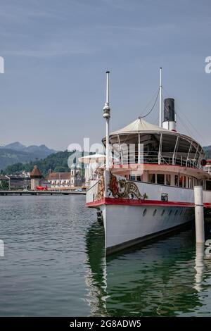 Touristenkreuzfahrt mit dem Paddelboot auf dem Luzerner See in der Nähe von Luzern oder Luzern in der Zentralschweiz Stockfoto
