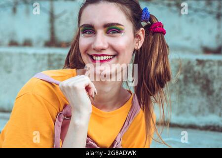 Porträt eines jungen, blonden Mädchens mit Zöpfen. Starke Make-up Stockfoto