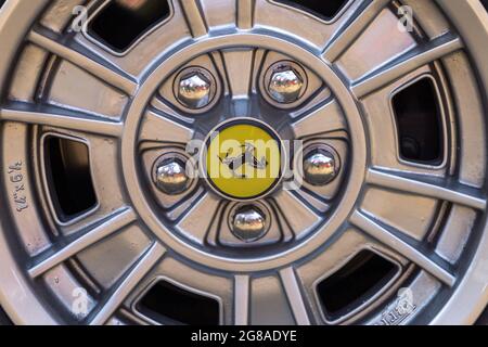 Dunaujvaros, Ungarn - 07 17 2021: Leichtmetallrad eines alten Ferrari auf der Alfacity-Automobilausstellung. Stockfoto