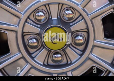 Dunaujvaros, Ungarn - 07 17 2021: Leichtmetallrad eines alten Ferrari auf der Alfacity-Automobilausstellung. Stockfoto