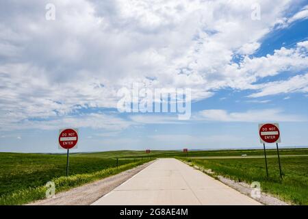 Am Rastplatz der Interstaate 90, South Dakota, USA, keine Schilder mit LKW-Verkehr im Hintergrund auf der Interstate Highway betreten. Stockfoto