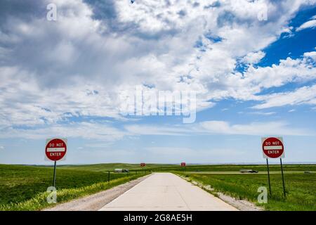 Am Rastplatz der Interstaate 90, South Dakota, USA, keine Schilder mit LKW-Verkehr im Hintergrund auf der Interstate Highway betreten. Stockfoto