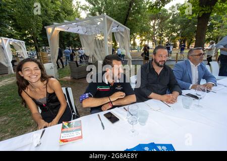 Ferrara, Den 18. Juli 2021. Matteo Salvini, der Anführer der Lega-Partei, küsst seine Freundin, Frau Ferrara, Italien. Kredit: Filippo Rubin / Alamy Live Nachrichten Stockfoto