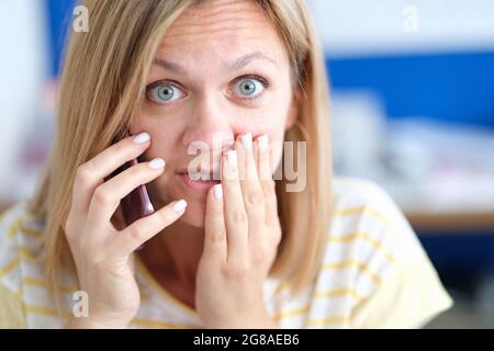 Emotional verwirrt Frau sprechen am Telefon Nahaufnahme Stockfoto