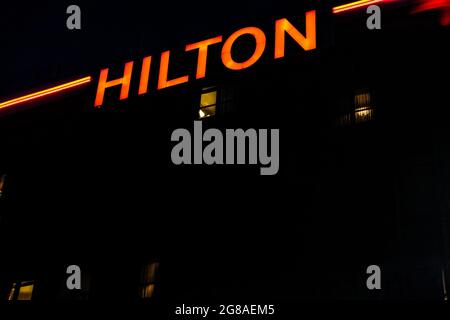 Nachtansicht des Hilton-Logos auf einem Schild auf dem Hilton am O'Hare Airport in Chicago, USA. Stockfoto
