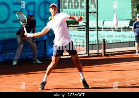 AMERSFOORT, NIEDERLANDE - 17. JULI: Antoine Hoang (FRA) während der Van Mossel KIA Dutch Open am 17. Juli 2021 im Tennisvereniging ATLA in Amersfoort, Niederlande (Foto: Hans van der Valk/Orange Picturs) Stockfoto