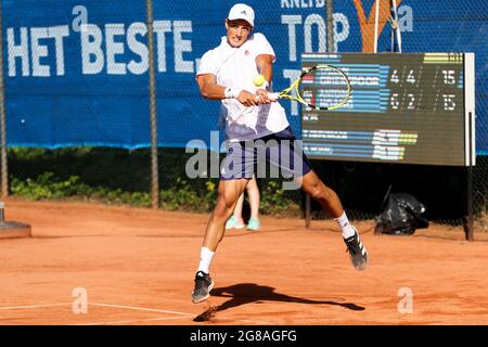 AMERSFOORT, NIEDERLANDE - 17. JULI: Antoine Hoang (FRA) während der Van Mossel KIA Dutch Open am 17. Juli 2021 im Tennisvereniging ATLA in Amersfoort, Niederlande (Foto: Hans van der Valk/Orange Picturs) Stockfoto