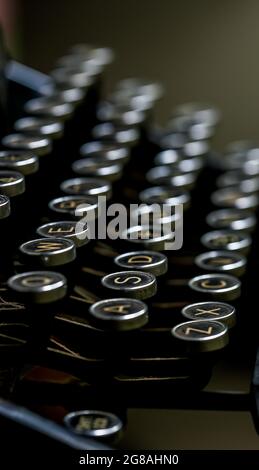 Vintage Schreibmaschine mit selektiver Fokus Seitenansicht Stockfoto