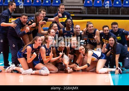 ROTTERDAM, NIEDERLANDE - 18. JULI: Italien gewinnt beim Volleyball-Spiel der U20-Weltmeisterschaft gegen Italien und Serbien im Topsportcentrum am 18. juli 2021 in Rotterdam, Niederlande (Foto: Rene van Dam/Orange Picles) Stockfoto