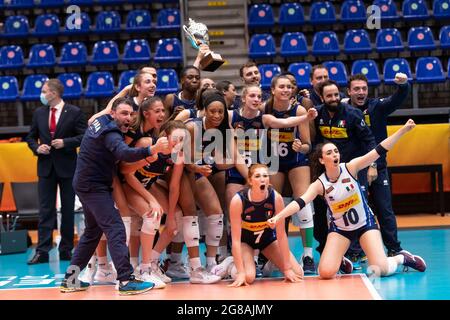 ROTTERDAM, NIEDERLANDE - JULI 18: Italien gewinnt beim Volleyball-Spiel der U20-Weltmeisterschaft gegen Italien und Serbien am 18. juli 2021 im Topsportcentrum in Rotterdam, Niederlande (Foto: Rene van Dam/Orange Picles) Stockfoto