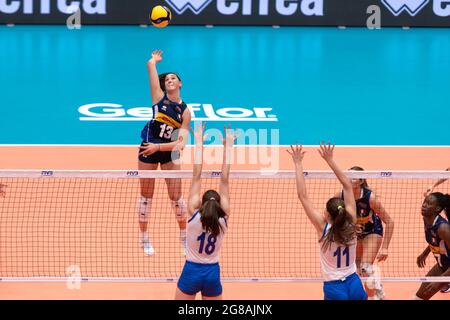 ROTTERDAM, NIEDERLANDE - 18. JULI: Beatrice Gardini aus Italien beim U20-WM-Volleyballspiel gegen Italien und Serbien am 18. juli 2021 im Topsportcentrum in Rotterdam, Niederlande (Foto: Rene van Dam/Orange Picles) Stockfoto