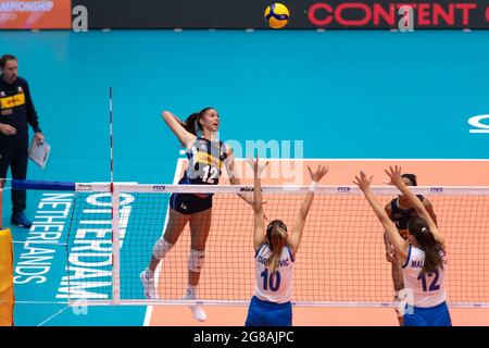 ROTTERDAM, NIEDERLANDE - 18. JULI: Giorgia Frosini beim U20-WM-Volleyballspiel gegen Italien und Serbien am 18. juli 2021 im Topsportcentrum in Rotterdam, Niederlande (Foto: Rene van Dam/Orange Picles) Stockfoto