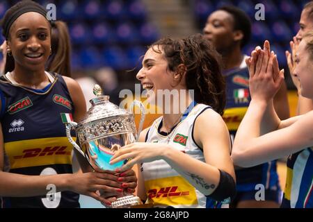 ROTTERDAM, NIEDERLANDE - 18. JULI: Martina Armini aus Italien beim U20-WM-Volleyballspiel gegen Italien und Serbien am 18. juli 2021 im Topsportcentrum in Rotterdam, Niederlande (Foto: Rene van Dam/Orange Picles) Stockfoto