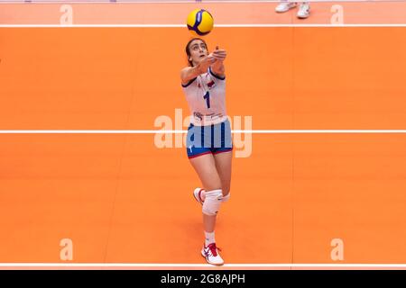 ROTTERDAM, NIEDERLANDE - 18. JULI: Andrea Tisma aus Serbien beim U20-WM-Volleyballspiel gegen Italien und Serbien am 18. juli 2021 im Topsportcentrum in Rotterdam, Niederlande (Foto: Rene van Dam/Orange Picles) Stockfoto