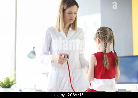 Kleines Mädchen beim Kinderarzttermin aus der Nähe Stockfoto