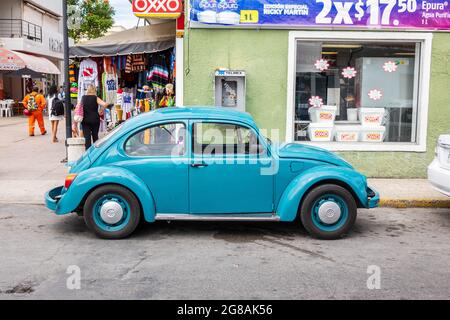 Blue Classic Vintage Original Volkswagen Beetle in Cozumel Mexiko geparkt auf EINER City Street, bekannt als VOLKSWAGEN Bug in den USA Stockfoto