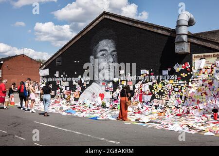 Withington, Manchester, Großbritannien. Juli 2021. Manchester United Spieler Marcus Rashford Wandbild in Withington, Manchester, England, Vereinigtes Königreich. Das Wandbild wurde nach dem Fußball-Verlust der englischen Euro 2020 am 11. Juli 2021 mit missbräuchlichen Graffiti verwüstet. Das Wandbild wurde von dem in Frankreich geborenen Straßenkünstler Akse an der Wand des Coffee House Cafe in der Copson Street geschaffen. Withington South Manchester. Das Wandgemälde hat Tausende von Unterstützungsbotschaften angezogen und die Anzahl der Besucher hat dazu geführt, dass die Straße vorübergehend gesperrt wurde. Withington, South Manchester. Kredit: GARY ROBERTS/Alamy Live Nachrichten Stockfoto